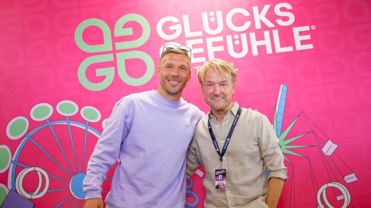 Lukas Podolski (l) und Musikmanager Markus Krampe haben das Gl&uuml;cksgef&uuml;hle-Festival ins Leben gerufen. (Foto)