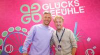 Lukas Podolski (l) und Musikmanager Markus Krampe haben das Glücksgefühle-Festival ins Leben gerufen.