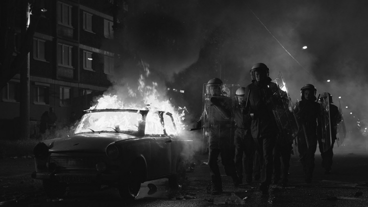 Am 24.08.1992 eskalierte die Gewalt gegen eine Asylunterkunft in Rostock-Lichtenhagen.