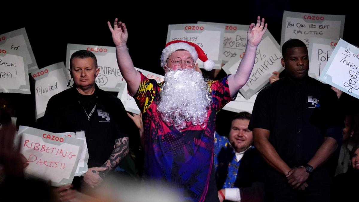 Ricky Evans verkleidete sich f&uuml;r seinen Walk-on vor seinem Erstrundenspiel gegen Fallon Sherrock kurzerhand als Weihnachtsmann und erheiterte das Publikum bei der Darts-WM 2023. (Foto)