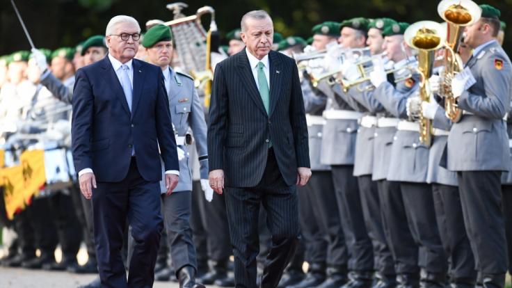 Bundespräsident Frank-Walter Steinmeier (l) empfängt Recep Tayyip Erdogan, Präsident der Türkei, bei dessen derzeitigen Deutschlandbesuch mit militärischen Ehren.