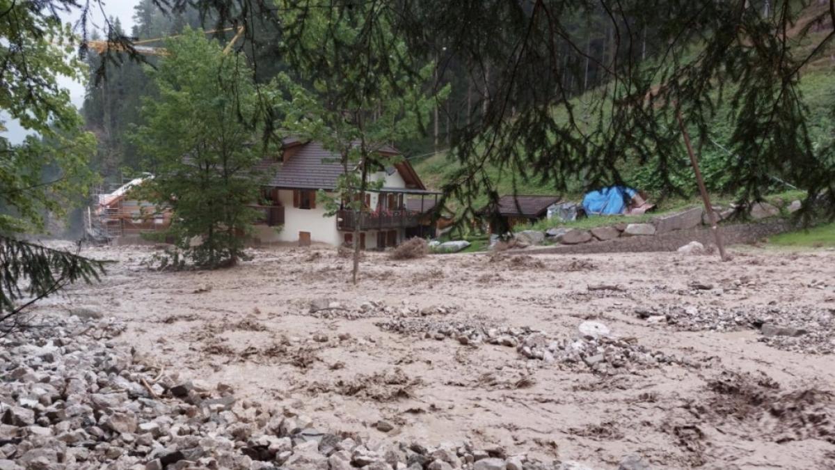 Der Furkelbach hat in Gassl/Olang mehrere Br&uuml;cken mit sich gerissen sowie Stra&szlig;en und Geb&auml;ude vermurt. (Foto)