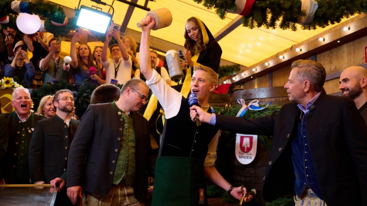 Dominik Krause (M, B&uuml;ndnis 90/ Die Gr&uuml;nen), Oberb&uuml;rgermeister von M&uuml;nchen, beim traditionellen Anstich des ersten Bierfasses in der Festhalle Schottenhamel. (Foto)