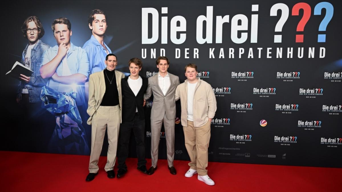Der Regisseur Tim D&uuml;nschede (l-r), sowie die Schauspieler Levi Brandl, Nevio Wendt und Julius Weckauf stehen bei der Weltpremiere des Kinofilms "Die drei ??? und der Karpatenhund" auf dem Roten Teppich. (Foto)