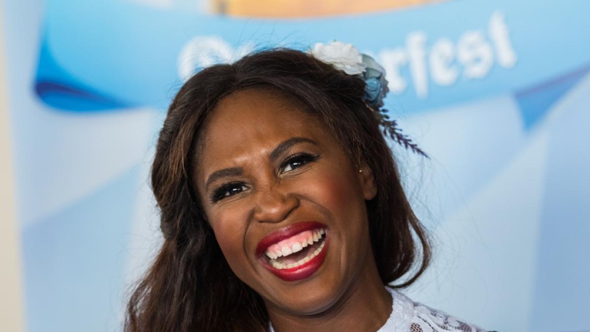Motsi Mabuse strahlt gl&uuml;cklich in die Kamera. (Foto)