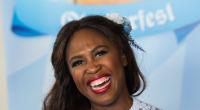 Motsi Mabuse strahlt glücklich in die Kamera.