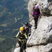 Die Bergsteiger müssen einen mühevollen Weg nehmen, um ihre defekte Funkstation reparieren zu können.