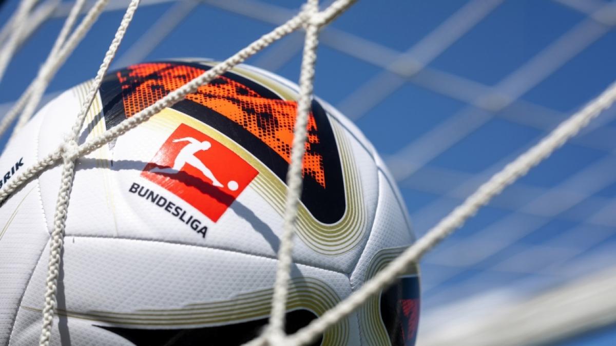 Der offizielle Bundesliga-Spielball "Torfabrik" von adidas. (Foto)