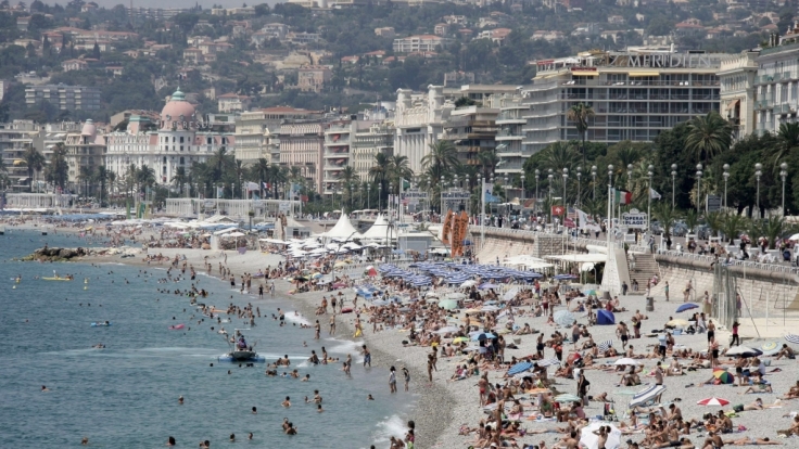 Unzählige Menschen tummeln sich am Strand von Nizza am 26. Juli 2006.