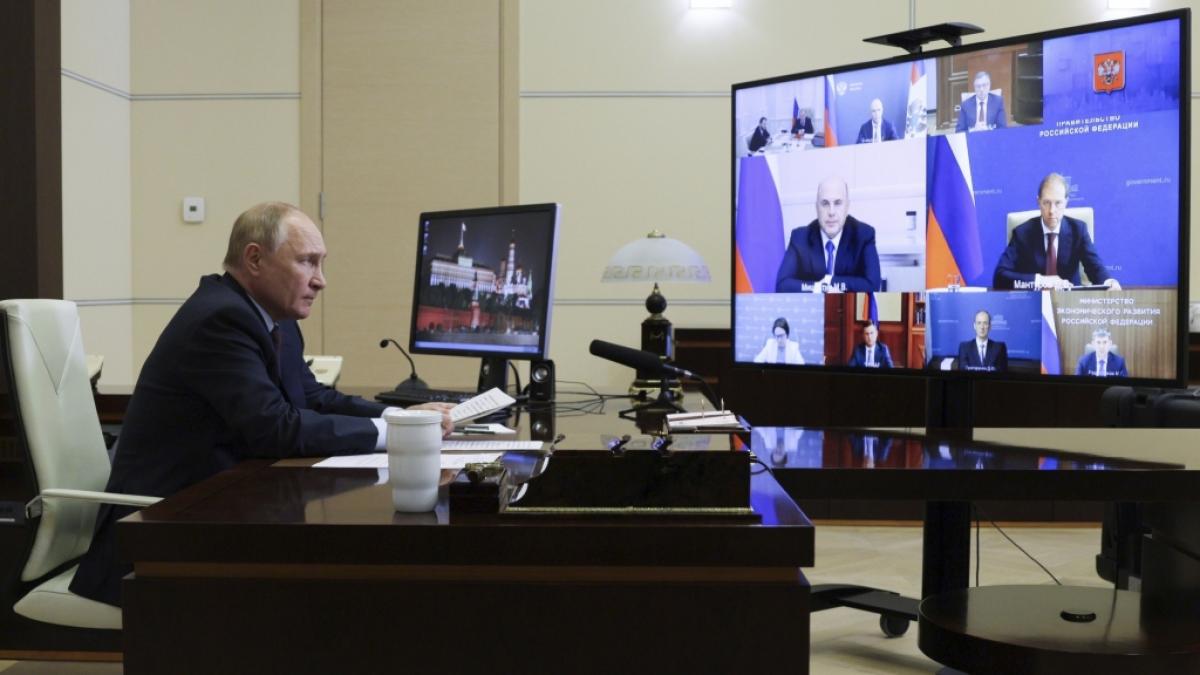 Auf diesem von der staatlichen russischen Nachrichtenagentur Sputnik via AP ver&ouml;ffentlichten Foto h&auml;lt der russische Pr&auml;sident Wladimir Putin eine Sitzung &uuml;ber wirtschaftliche Fragen per Videokonferenz in der Staatsresidenz Nowo-Ogarjowo ab. (Foto)