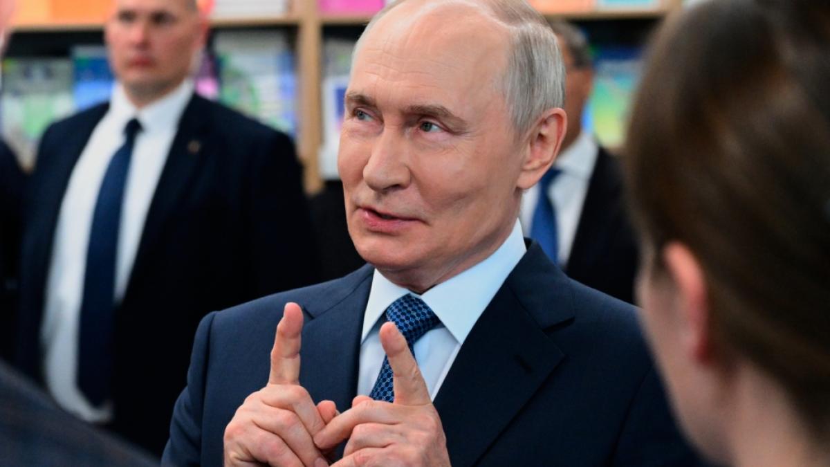 W&auml;hrend ukrainische Drohnen mehr als 1.000 Kilometer hinter der Frontlinie einschlagen und mindestens 13 Menschen t&ouml;ten, tourt Wladimir Putin mit markigen Spr&uuml;chen durch die russische Provinz. (Foto)