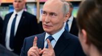 Während ukrainische Drohnen mehr als 1.000 Kilometer hinter der Frontlinie einschlagen und mindestens 13 Menschen töten, tourt Wladimir Putin mit markigen Sprüchen durch die russische Provinz.