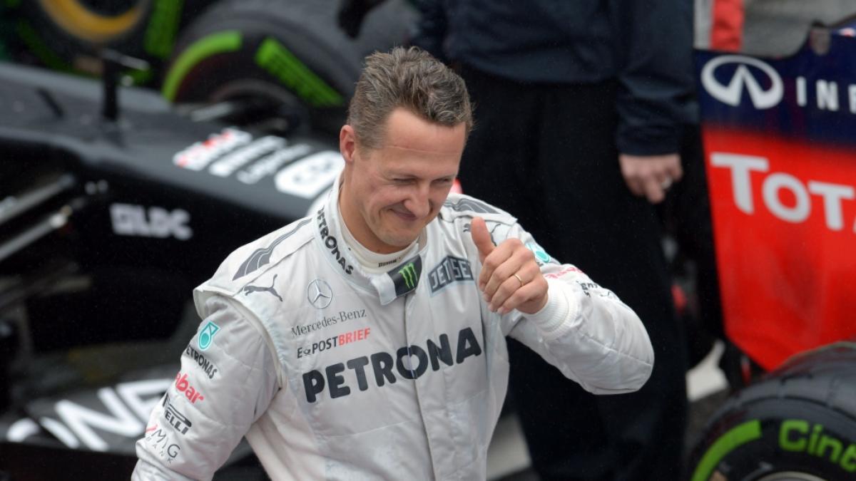 Auch Michael Schumacher signierte den Benefiz-Helm. (Foto)