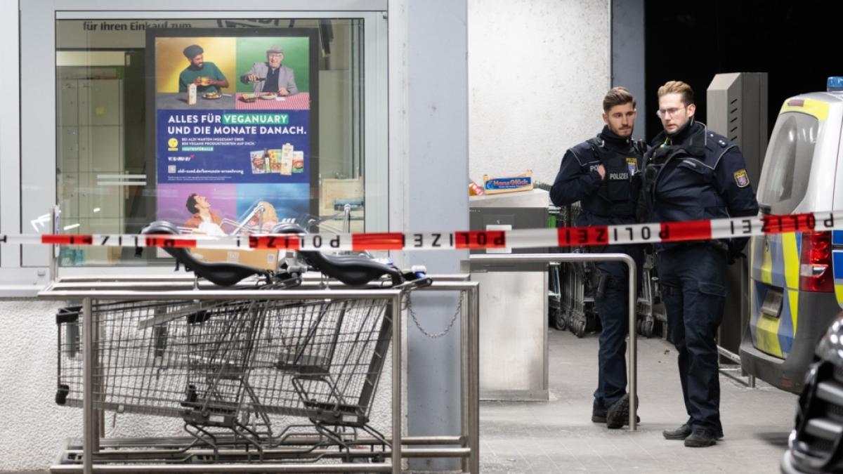 In der Aldi-Filiale in M&ouml;rfelden-Walldorf, in der ein 48-j&auml;hriger Mann eine Kassiererin erschoss und sich anschlie&szlig;end selbst richtete, sicherte die Polizei umfangreich Spuren. (Foto)