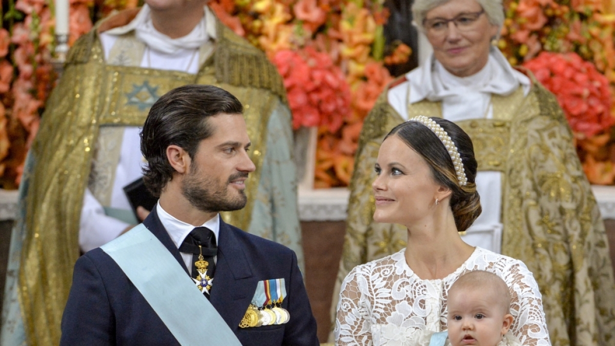 Prinz Carl Philip mit Prinzessin Sofia von Schweden und ihrem ersten gemeinsamen Sohn Prinz Alexander. (Foto)