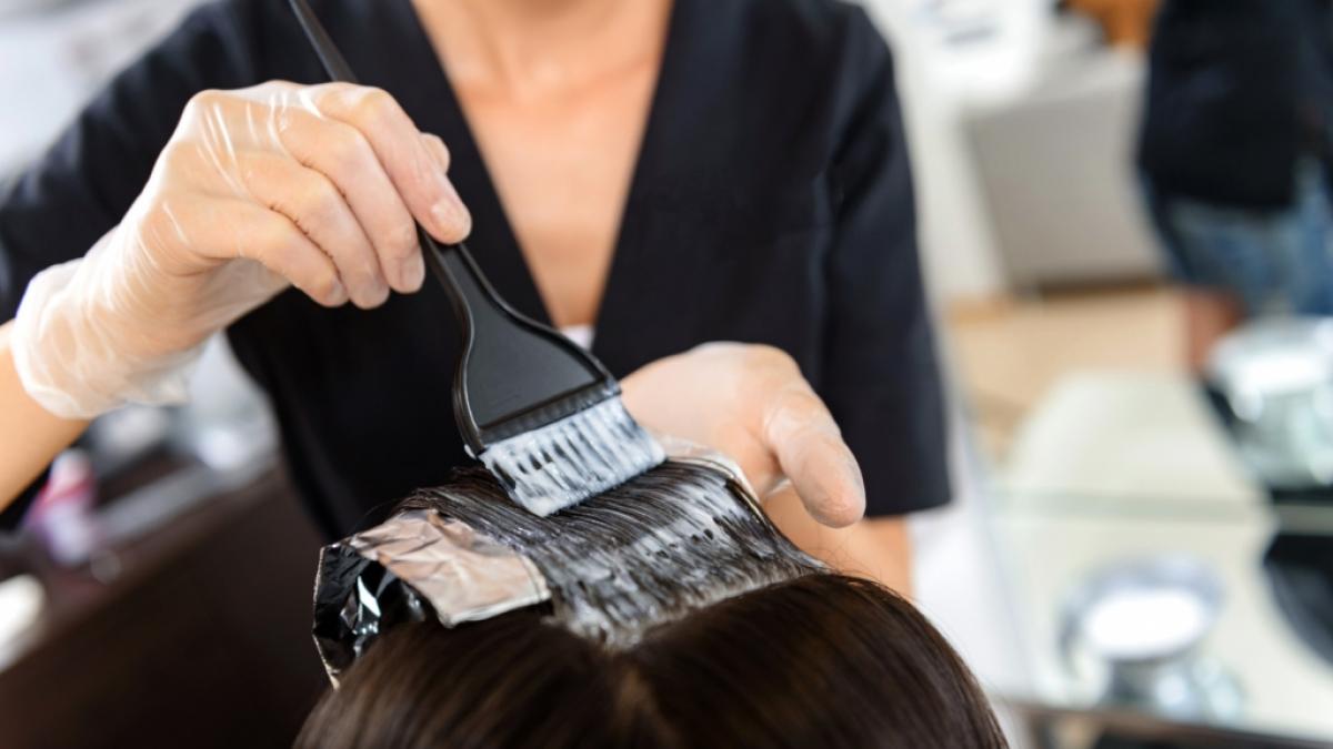 F&uuml;r eine 19-J&auml;hrige aus Gelsenkirchen endete der Traum von blonden Locken mit H&ouml;llenqualen und Narben, die sie wohl ihr Leben lang begleiten werden (Symbolfoto). (Foto)