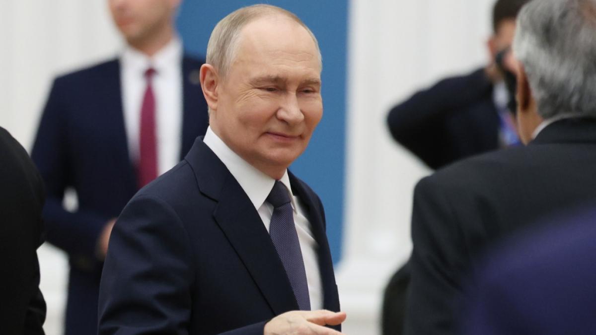 Ein kurioses Video von Wladimir Putin und einem KI-Roboter geht derzeit im Netz viral. (Foto)