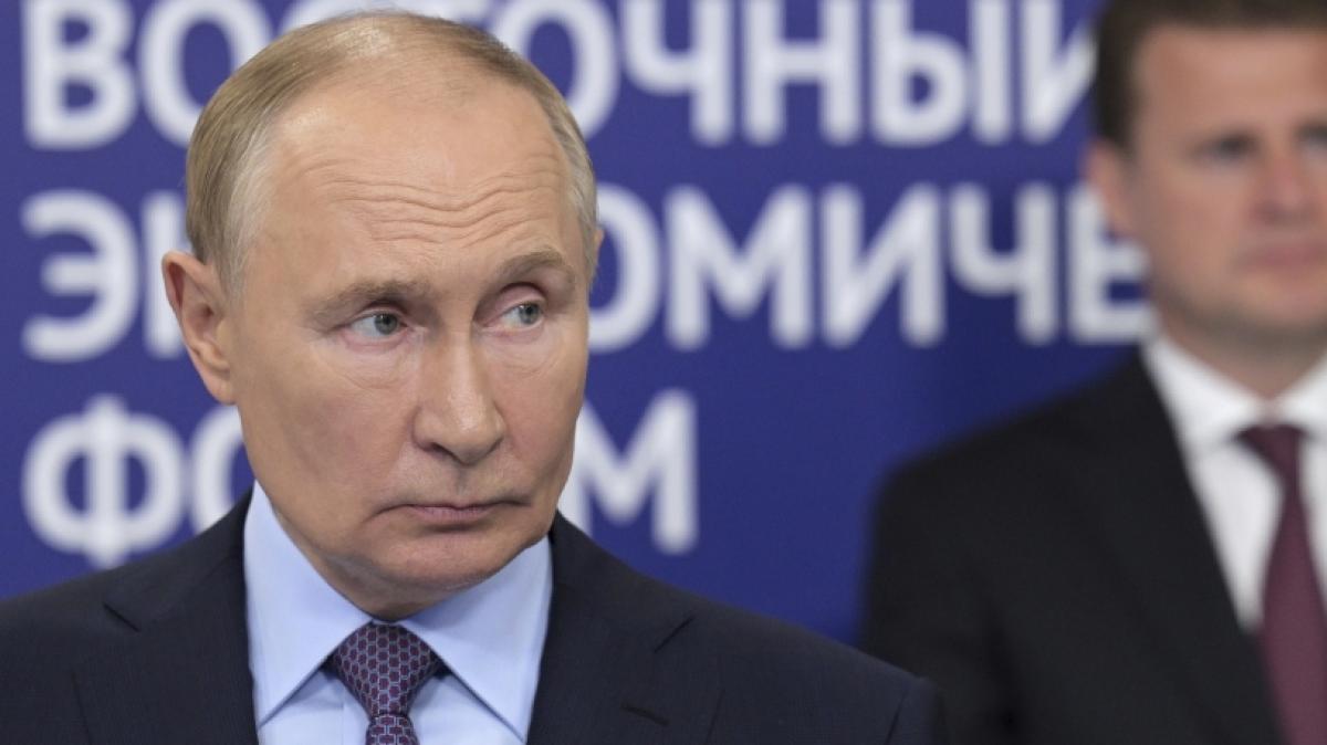 Wladimir Putin hat einen "Grabstein" als Geschenk bekommen. (Foto)