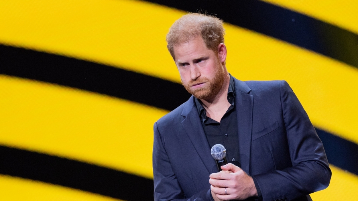Bei einem Treffen mit trauernden Familien hatte Prinz Harry M&uuml;he, die Tr&auml;nen zur&uuml;ckzuhalten. (Foto)