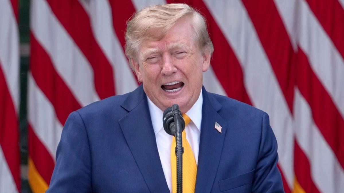 Als die Benzinpreise im Zuge des Iran-Kriegs durch die Decke gingen, pries Donald Trump das Billig-Netzwerk "Freedom Fuel" als Alternative an. Nun steht der Betreiber vor Gericht. (Foto)