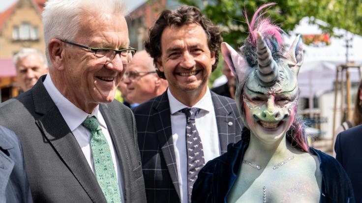 Zur Eröffnung der Remstal-Gartenschau erschien Stadträtin Cynthia Schneider als nacktes Glitzereinhorn.
