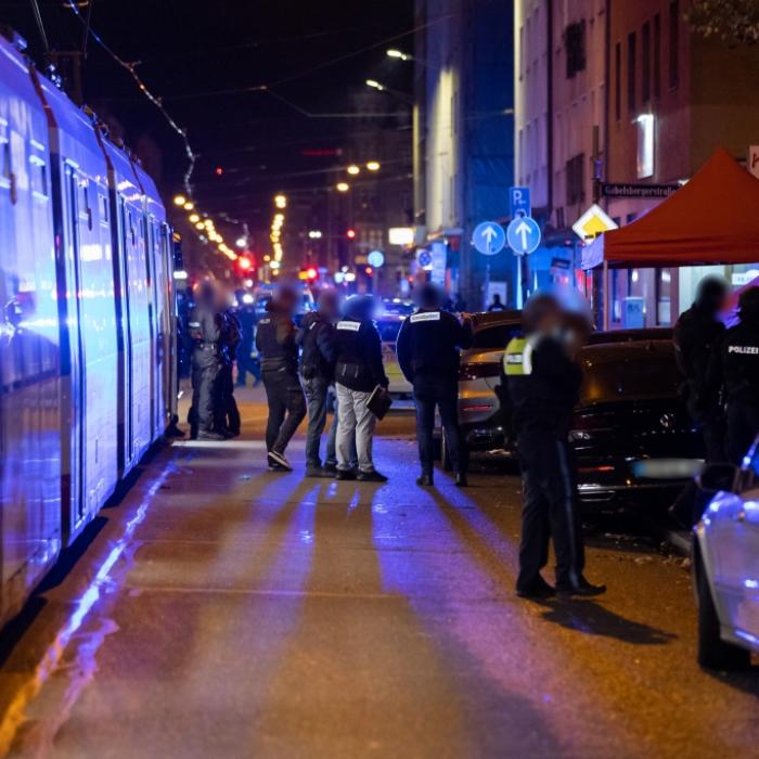 Mann vor Restaurant erschossen! Polizei sucht Täter
