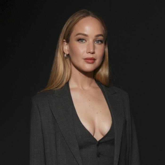 Schauspielerin begeistert mit Hingucker-Ausschnitt bei der Fashion Week