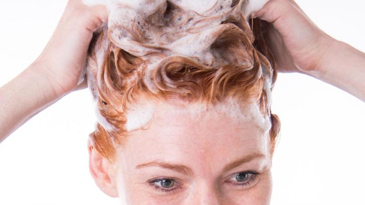 Keines der getesteten Farbschutz-Shampoos h&auml;lt sein Versprechen, die Farbintensit&auml;t zu verl&auml;ngern. (Foto)