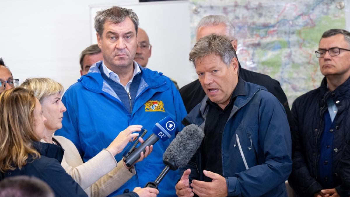 Bayerns Ministerpr&auml;sident Markus S&ouml;der besucht das Hochwassergebiet und kassiert scharfe Kritik. (Foto)