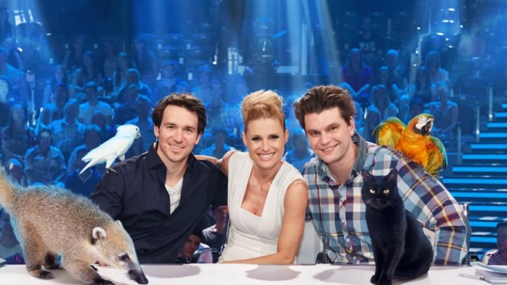 Michelle Hunziker (M.), Felix Neureuther (l.) und Lutz van der Horst (r.) suchen das talentierteste Haustier der Welt.