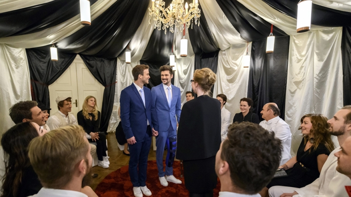 Happy end bei "Sturm der Liebe": Umringt von Hochzeitsg&auml;sten geben sich Boris (Florian Frowein, l.) und Tobias (Max Beier, M.) das Ja-Wort. (Foto)