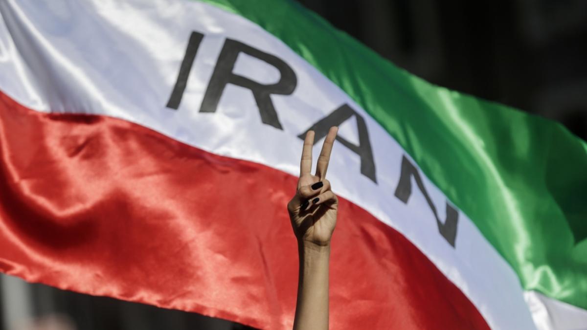 Tausende Menschen protestieren nach dem Tod von Mahsa Amini im Iran. Hier zeigt eine Studentin auf einer Demo f&uuml;r die Menschenrechte das Victory-Zeichen. (Foto)