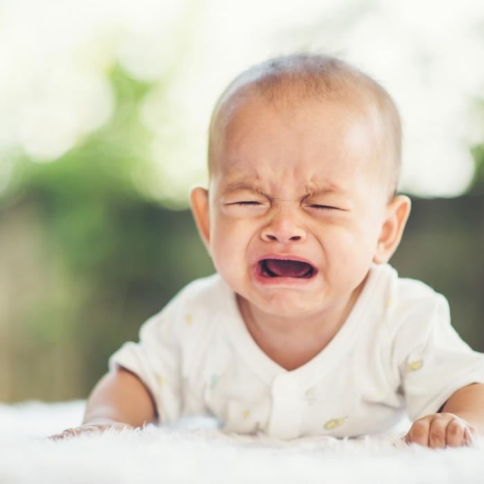 Mutter schmettert Baby (10 Monate) auf den Boden und filmt es