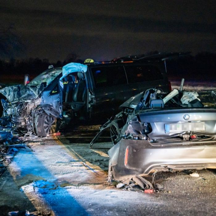 Fünf Menschen sterben bei Horror-Crash mit Großraumtaxi