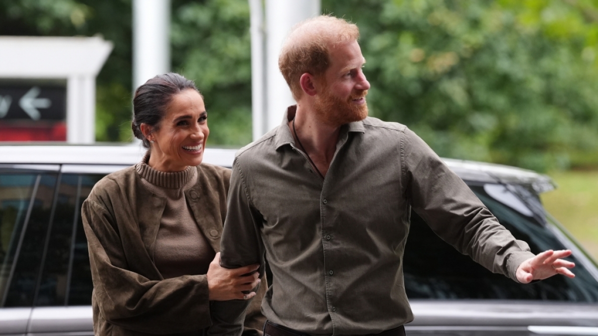 Bilder wie diese lie&szlig;en bei K&ouml;rpersprache-Experten die Alarmglocken schrillen: Meghan Markles L&auml;cheln kann nicht verbergen, was hinter der Fassade vor sich geht. (Foto)