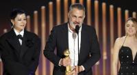 Milly Alcock (rechts im Bild) hatte bei der Golden-Globe-Verleihung sichtlich Mühe, ihre Augen gerade zuhalten.
