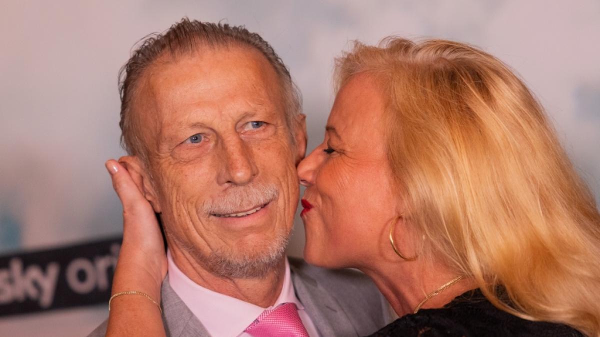 Christoph Daum mit seiner Frau&nbsp;Angelica Camm-Dau bei der Premiere des Dokumentarfilms "Daum - Triumphe  Skandale" im Oktober 2023. (Foto)