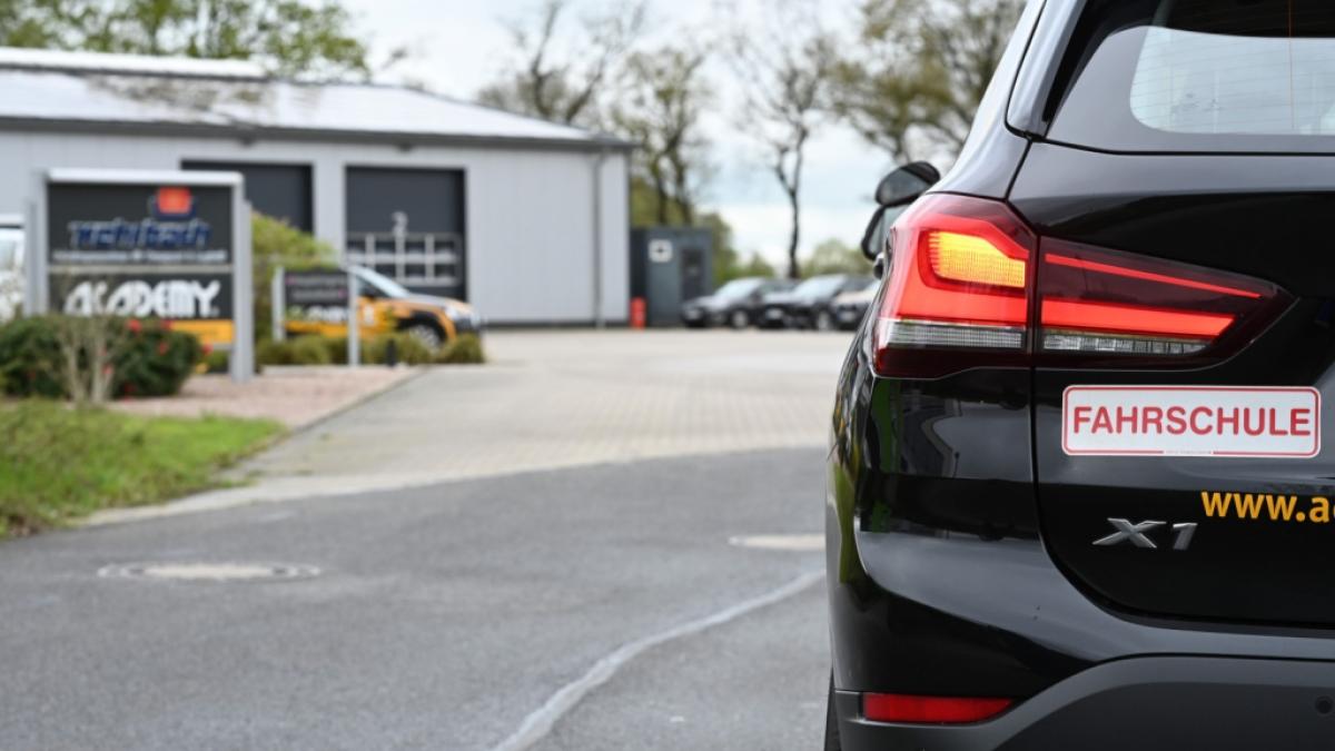 Einem 41 Jahre alten Fahrlehrer aus dem Kreis Sigmaringen (Baden-W&uuml;rttemberg) werden sexuelle &Uuml;bergriffe an seinen Fahrsch&uuml;lerinnen vorgeworfen - der Mann sitzt nun in U-Haft (Symbolfoto). (Foto)