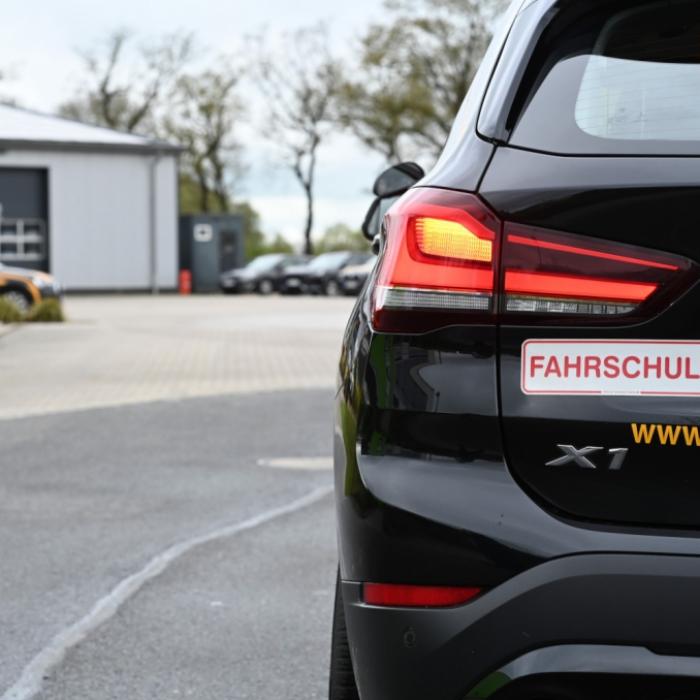 Fahrlehrer (41) nach Vergewaltigung von Fahrschülerinnen in U-Haft