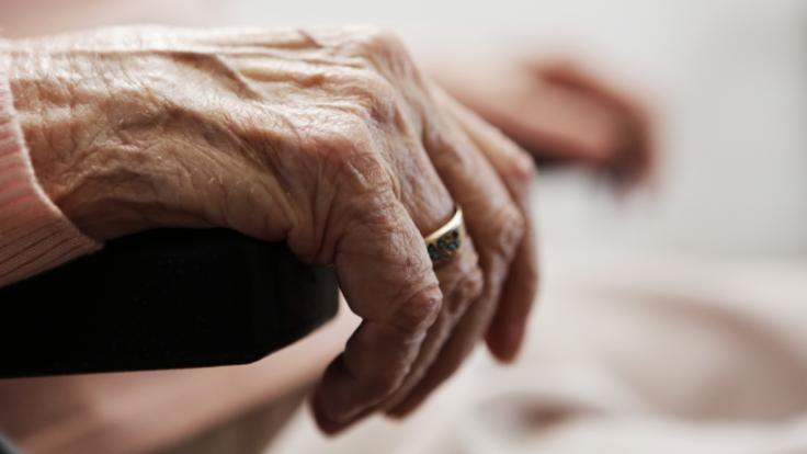 Eine Seniorin wäre in Halle beinahe vergewaltigt worden.