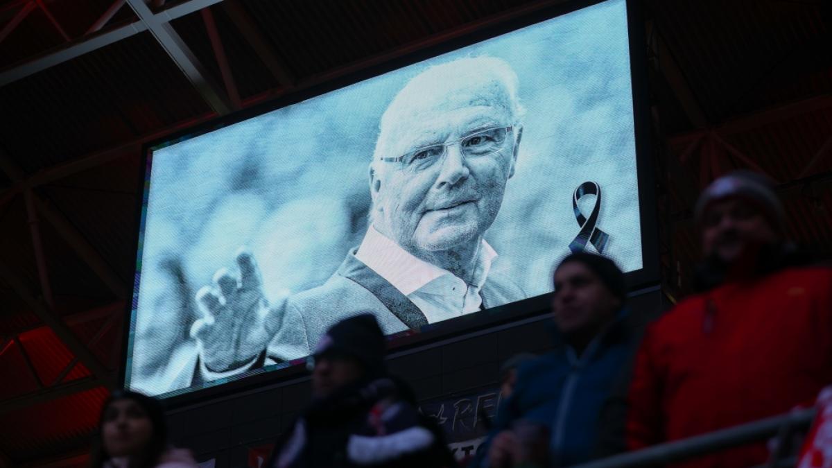 Fu&szlig;ball-Fans trauerten am Wochenende um Franz Beckenbauer in den Bundesliga-Stadien. Jetzt ist eines der letzten Videos mit dem "Kaiser" aufgetaucht. (Foto)