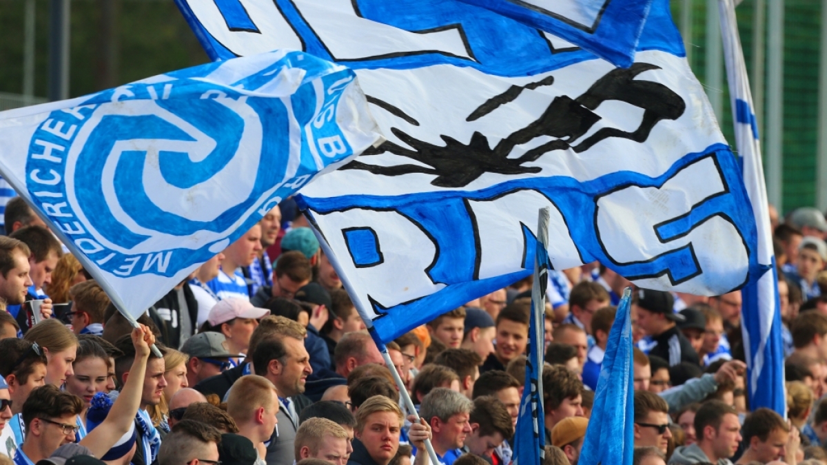 Die Fahnen vom MSV Duisburg wehen &uuml;ber der Fantrib&uuml;ne. (Symbolbild) (Foto)