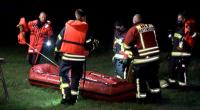 Feuerwehrleute waren mit einem Boot im Einsatz.