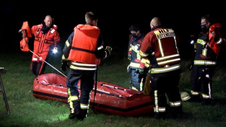 Feuerwehrleute waren mit einem Boot im Einsatz.