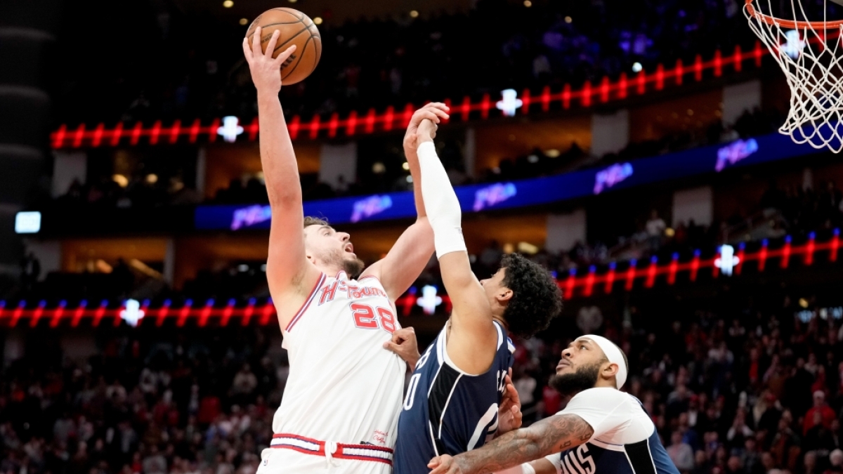 Alperen Sengun von den Houston Rockets wirft zum Korb gegen Max Christie und Daniel Gafford von den Dallas Mavericks, am 31.01.2026. (Symbolbild) (Foto)