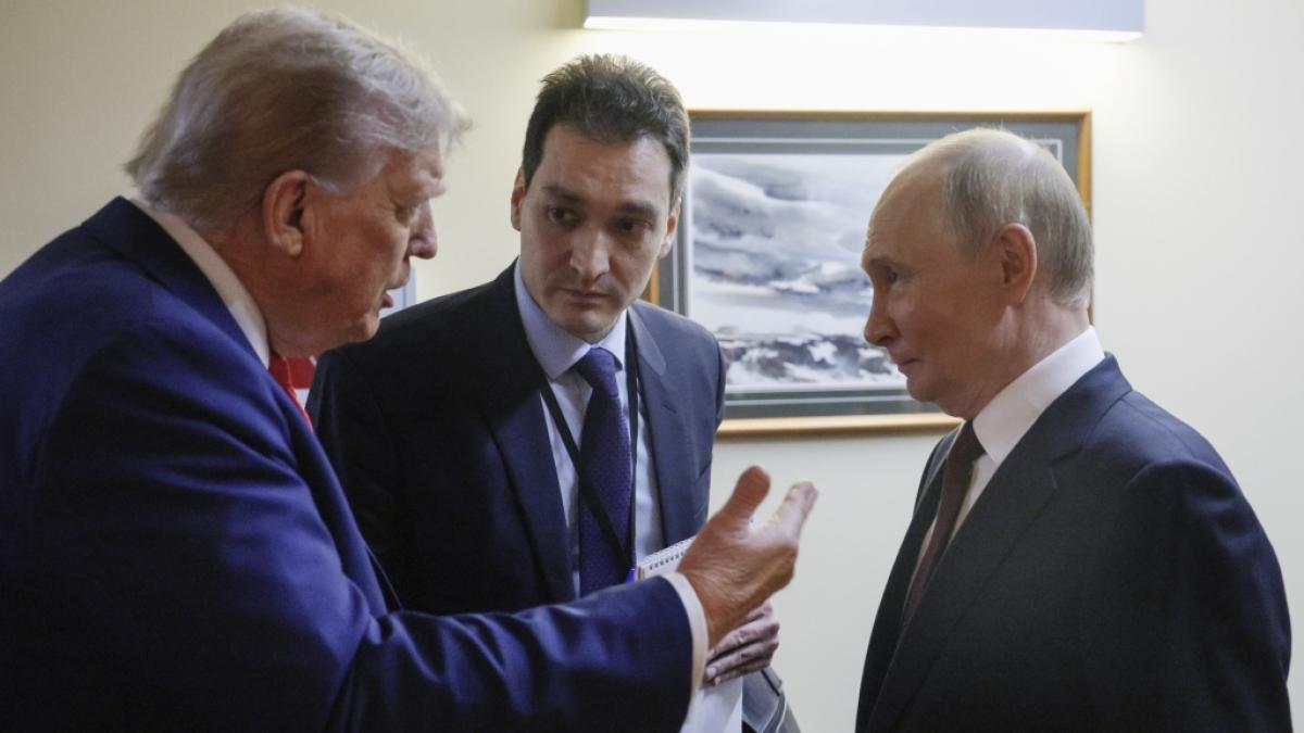 Donald Trump (l.) wird von Republikanern f&uuml;r seinen Umgang mit Kremlchef Wladimir Putin (r.) kritisiert. (Foto)