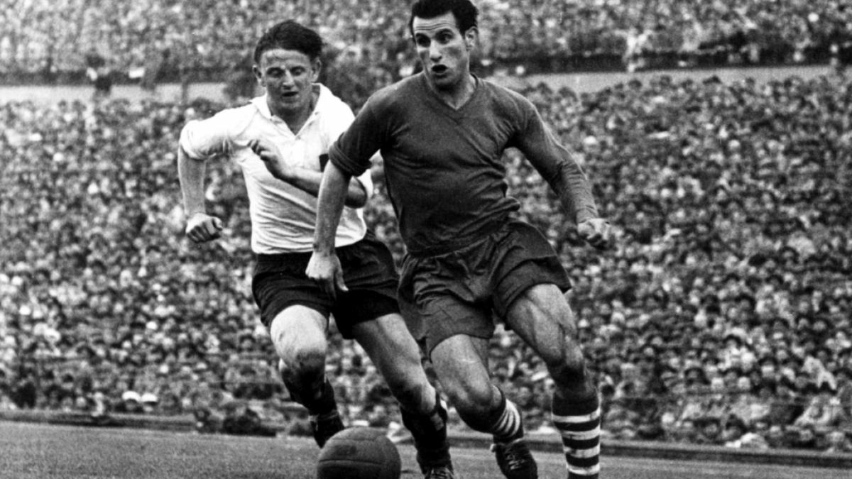 HSV-Legende Erwin Piechowiak (li.), hier im Zweikampf mit Willi Koslowski vom FC Schalke 04 im Meisterschaftsendspiel 1958, ist im Alter von 84 Jahren gestorben. (Foto)