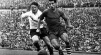 HSV-Legende Erwin Piechowiak (li.), hier im Zweikampf mit Willi Koslowski vom FC Schalke 04 im Meisterschaftsendspiel 1958, ist im Alter von 84 Jahren gestorben.