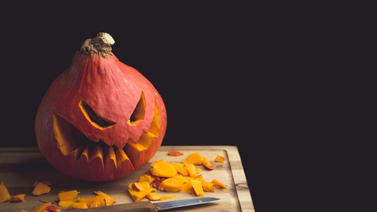 Einen Halloween-K&uuml;rbis zu schnitzen, ist eine sch&ouml;ne Tradition in der Herbstsaison. (Foto)