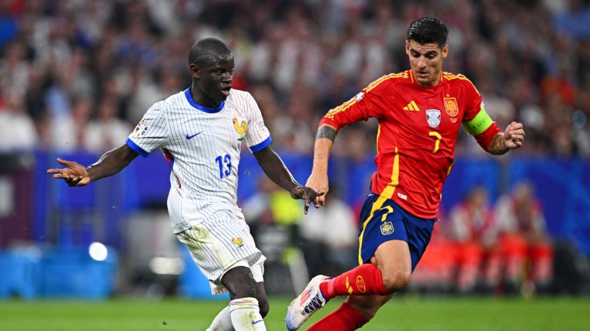 Spaniens Kapit&auml;n &Aacute;lvaro Morata (r.), hier im Zweikampf mit Frankreichs N'Golo Kant&eacute;, muss nach einer Ordner-Gr&auml;tsche offenbar um das EM-Finale bangen. (Foto)